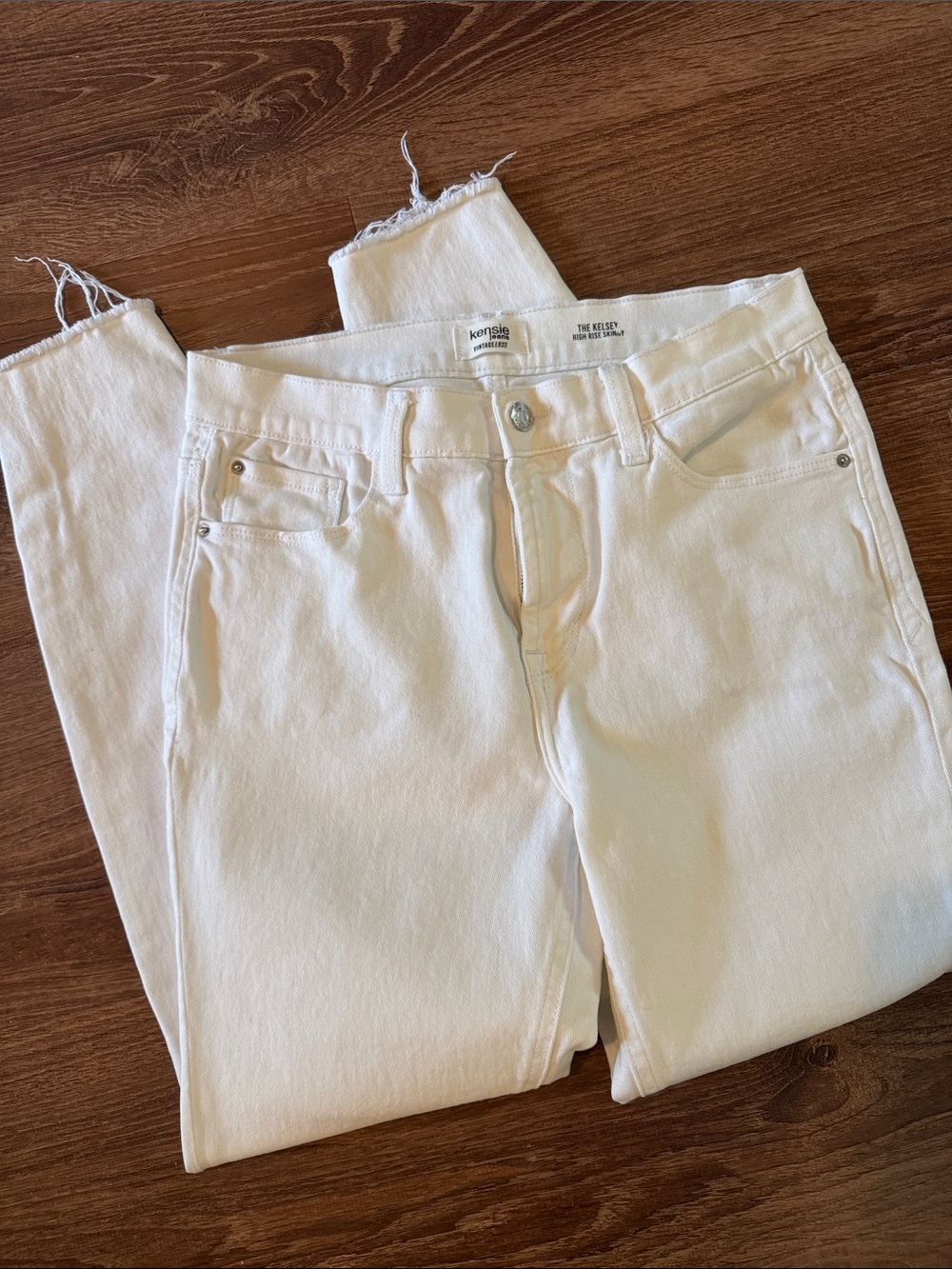 Kensie White Frayed-Hem Jeans